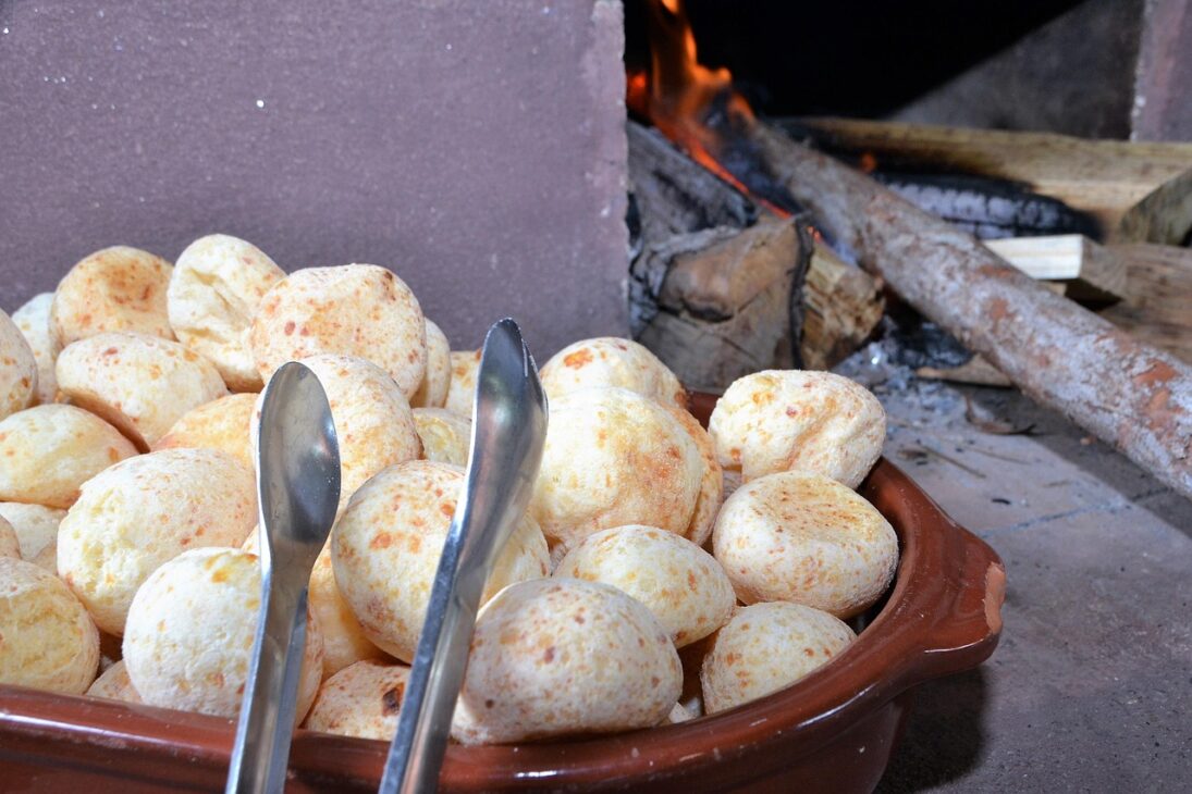 O pão de queijo é considerado um dos símbolos gastronômicos de Minas Gerais