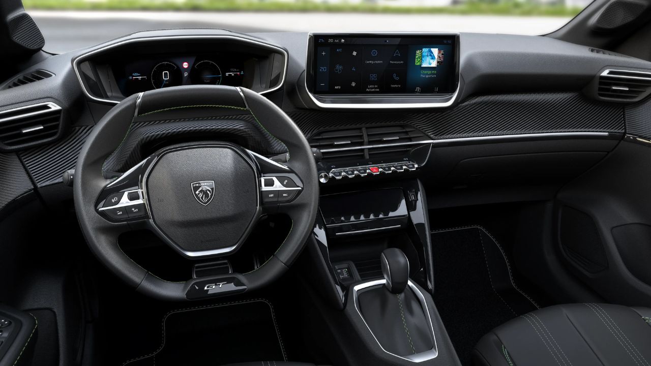 A cabine do Peugeot 208 GT Hybrid une design e tecnologia através do exclusivo i-Cockpit com painel 3D, acabamento esportivo com detalhes em verde e um amplo teto panorâmico, criando um ambiente moderno e sofisticado.