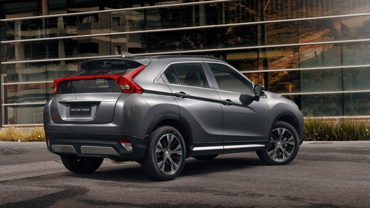 Descubra 5 carros esquecidos no Brasil, como Peugeot 208, Renault Kardian, Nissan Sentra, Ford Bronco Sport e Mitsubishi Eclipse Cross. Veja por que eles vendem pouco, mas podem ser ótimas opções.