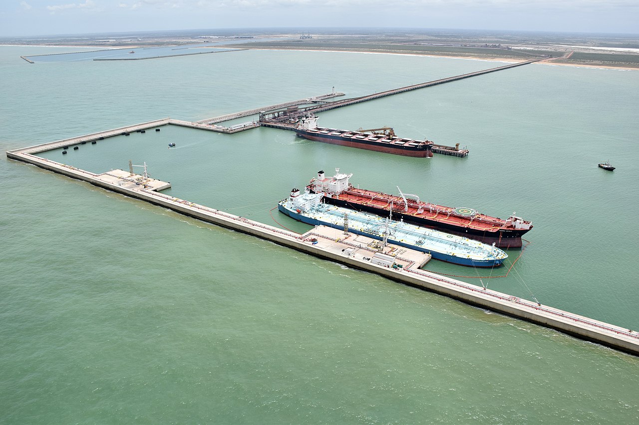 No Porto do Açu, da Prumo Logística, há uma rota nova para exportar grãos do Centro-Oeste do Brasil. O Porto do Açu está se tornando uma alternativa frente a Santos e Paranaguá.