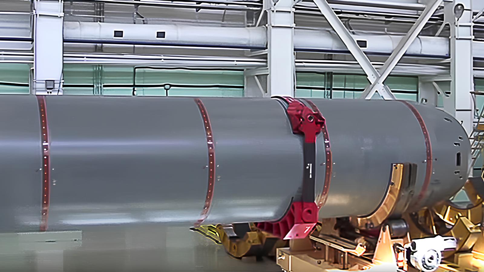 Um torpedo nuclear com reator próprio capaz de cruzar oceanos a 100 km/h, mergulhar a 1.000 metros de profundidade