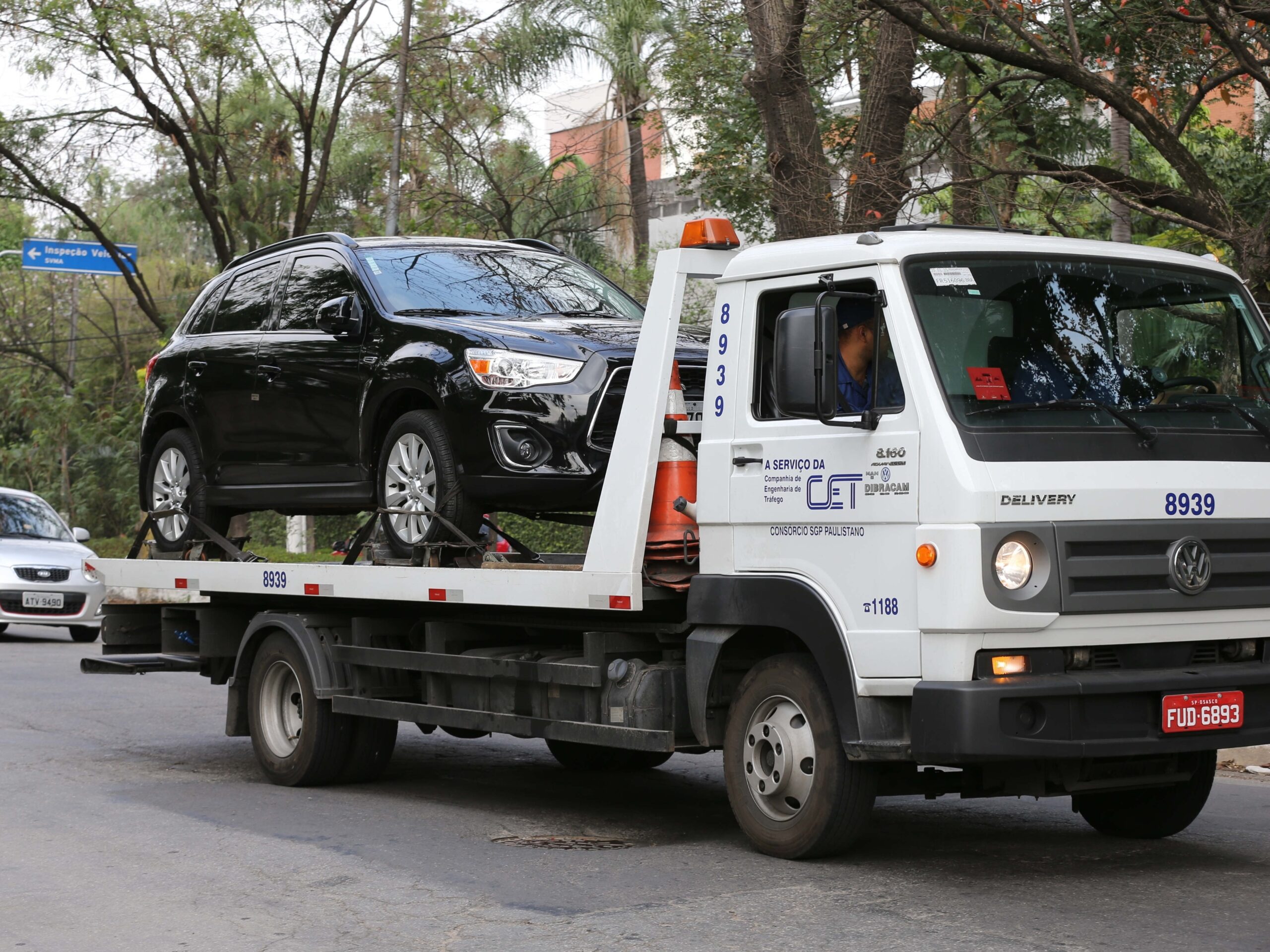 Câmara aprova mudanças no guinchamento de veículos no Brasil. Projeto reduz prazo de estadia, limita remoções em fins de semana e define novas regras no Código de Trânsito.
