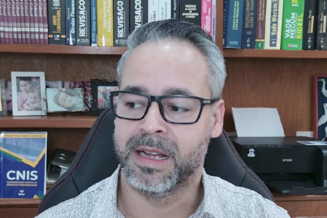 Na ADI 2111, que trata da aplicação da revisão após mudança de entendimento do STF, o ministro Nunes Marques abriu divergência contra os aposentados, seguido por Alexandre de Moraes e Cármen Lúcia. 
