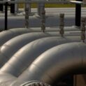 Tubulações industriais de gás com válvulas metálicas em ambiente externo