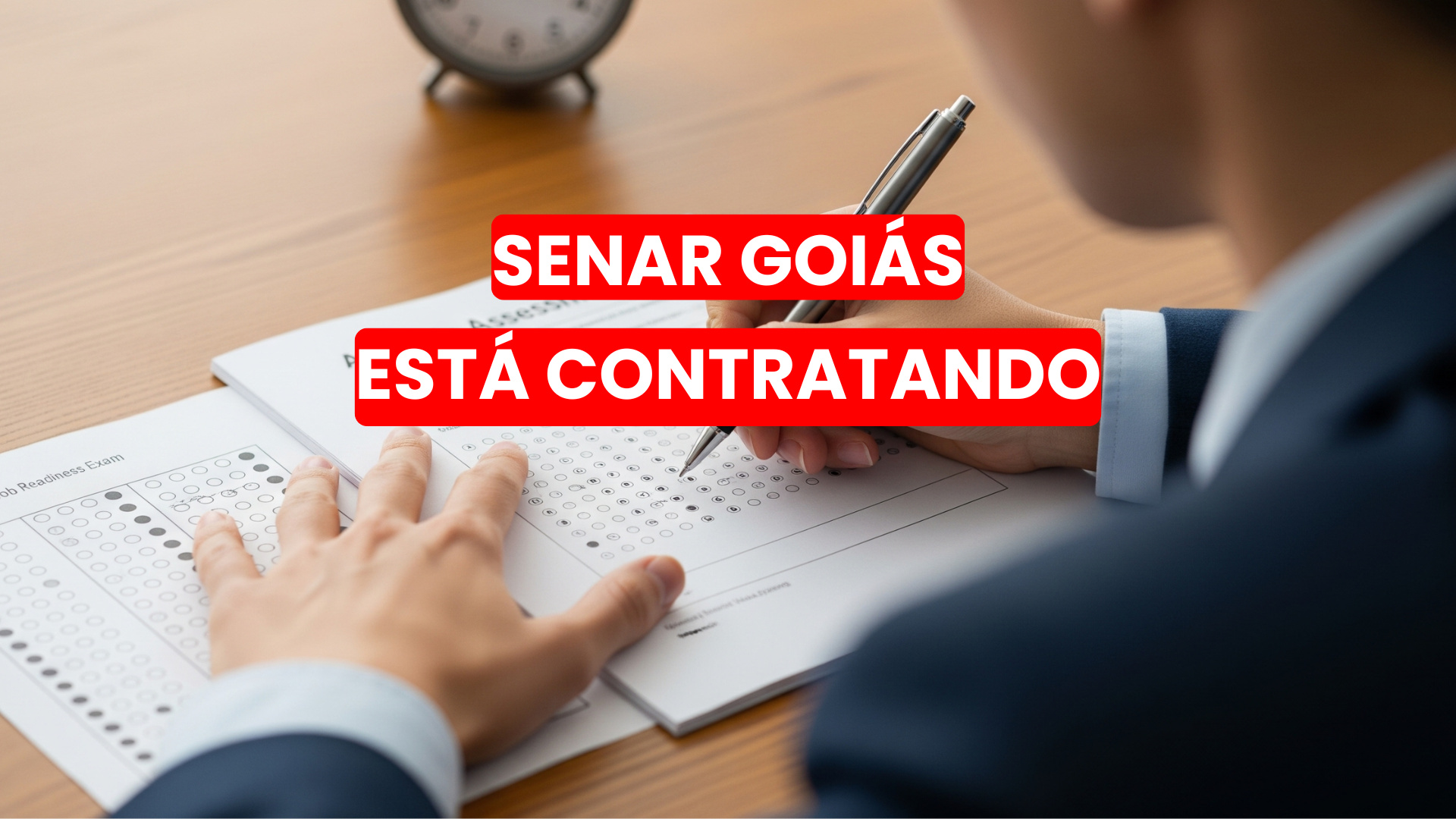 Pessoa preenchendo folha de respostas em ambiente de avaliação, com relógio sobre a mesa indicando controle de tempo.