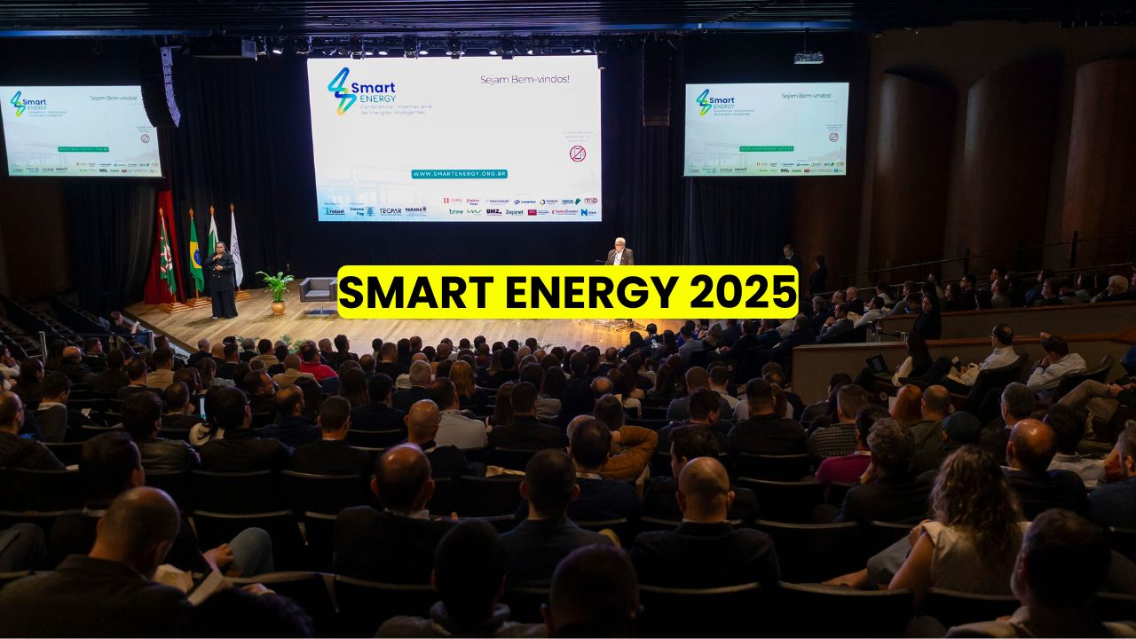 Auditório lotado durante a Smart Energy 2025, com apresentação sobre soluções energéticas e tecnologias inteligentes no palco principal.