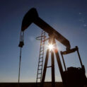 Proprietários de terra podem receber de 0,5% a 1% do petróleo extraído do seu terreno, mesmo que o recurso seja da União. Entenda os direitos legais.