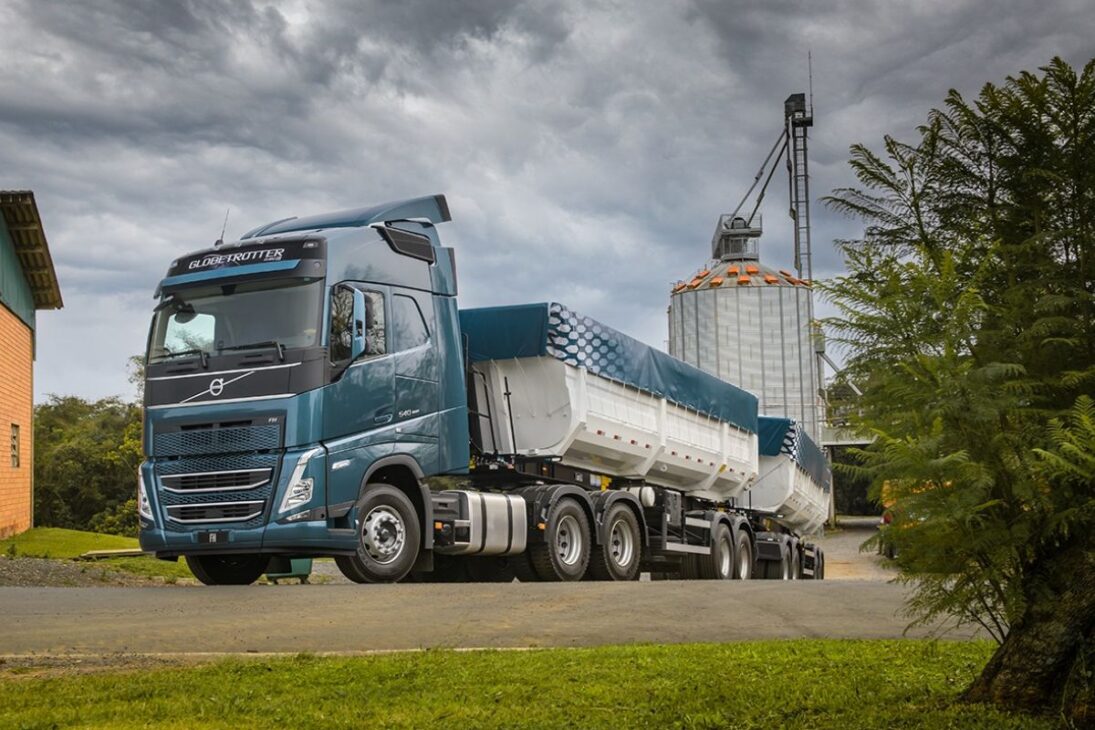 Volvo FH 540 com motor D13K de 13 litros e 540 cavalos entrega torque brutal e consumo real menor com I-Shift e I-See nas rotas longas
