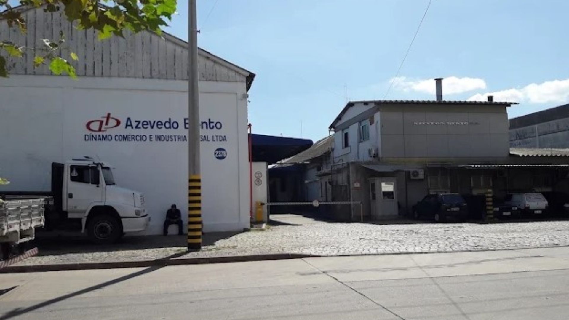 Fachada da Azevedo Bento em Porto Alegre alagada após a enchente de 2024.