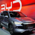 A linha BYD 2026 estreia no mercado brasileiro com novidades em tecnologia, central multimídia ICS 3.0 e sistema ADAS mais completo, trazendo preços reduzidos em modelos elétricos e híbridos. Fonte: CanalVE