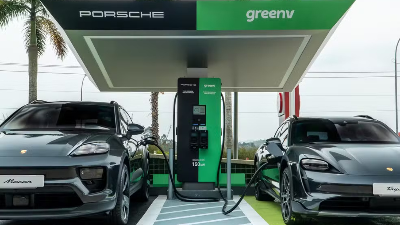 A Porsche anunciou um investimento de R$ 70 milhões para instalar 66 novos carregadores ultrarrápidos em rodovias brasileiras até 2028. A marca busca ampliar a autonomia dos carros elétricos e facilitar a mobilidade sustentável no país. Fonte: Porsche