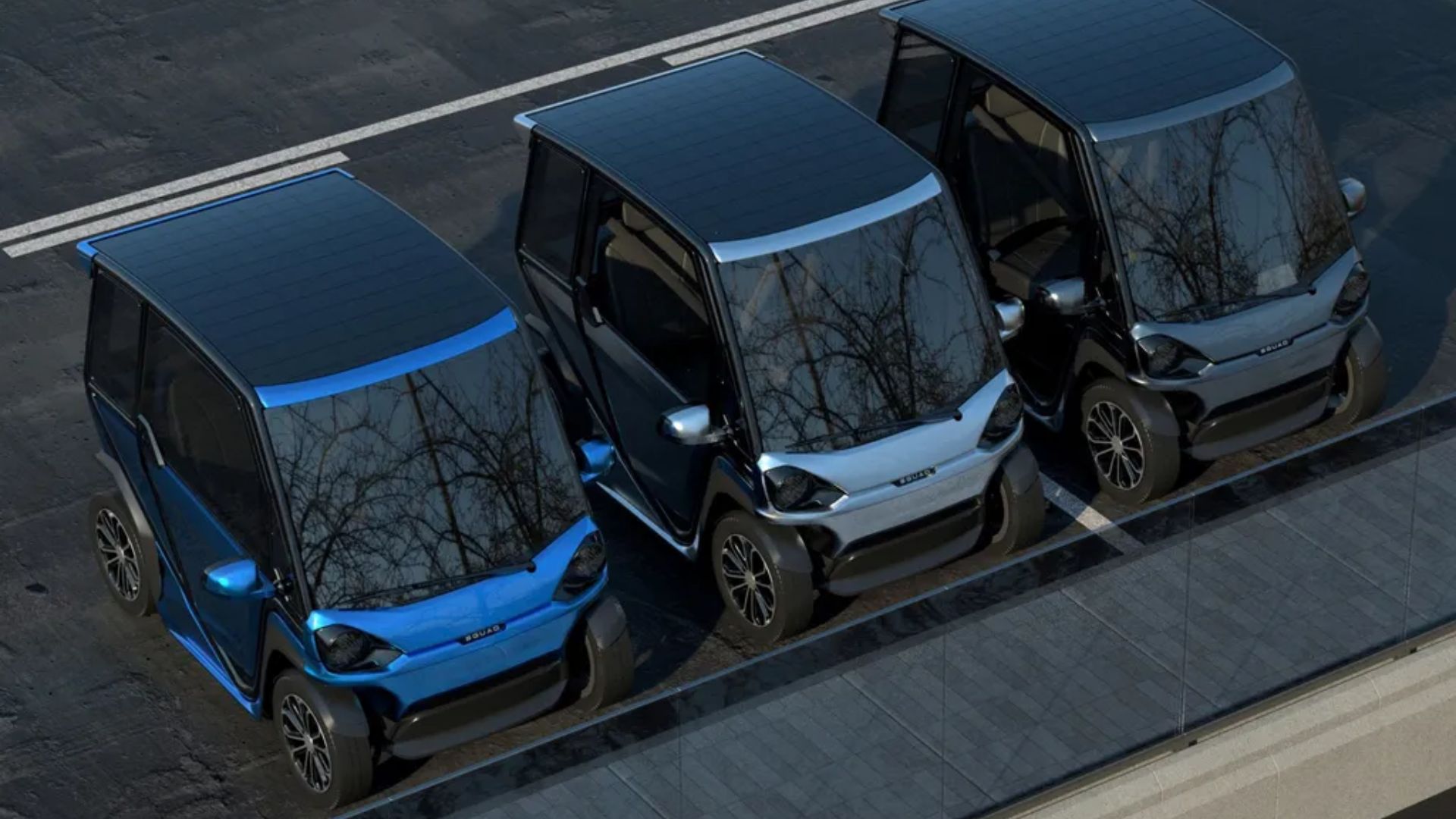 Carro solar da Squad Mobility em rua urbana, com painéis no teto.
