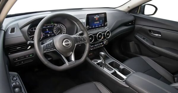 2 carros usados Nissan com motor 1.6, câmbio confiável, espaçosos, com bom desempenho, tecnologia e preços acessíveis, custando a partir de R$ 30 mil
