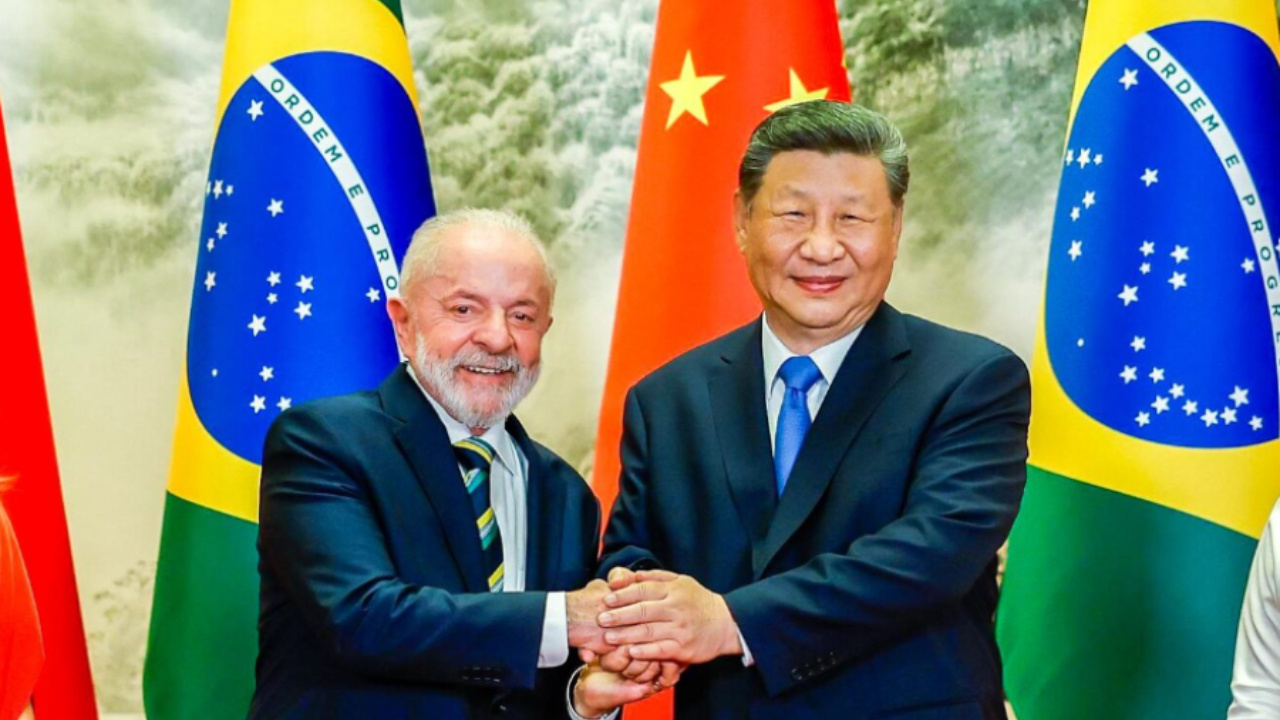 Brasil e China avançam em cooperação militar após decisão de Lula e diálogo com Xi Jinping. Celso Amorim confirma envio de generais a Pequim e destaca nova fase da parceria estratégica. Fonte: Goiás246