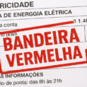 O consumo de energia voltou a subir em julho de 2025, puxado por residências e crescimento do mercado livre, levando à permanência da bandeira vermelha no país. Fonte: gerado por Inteligência Artificial
