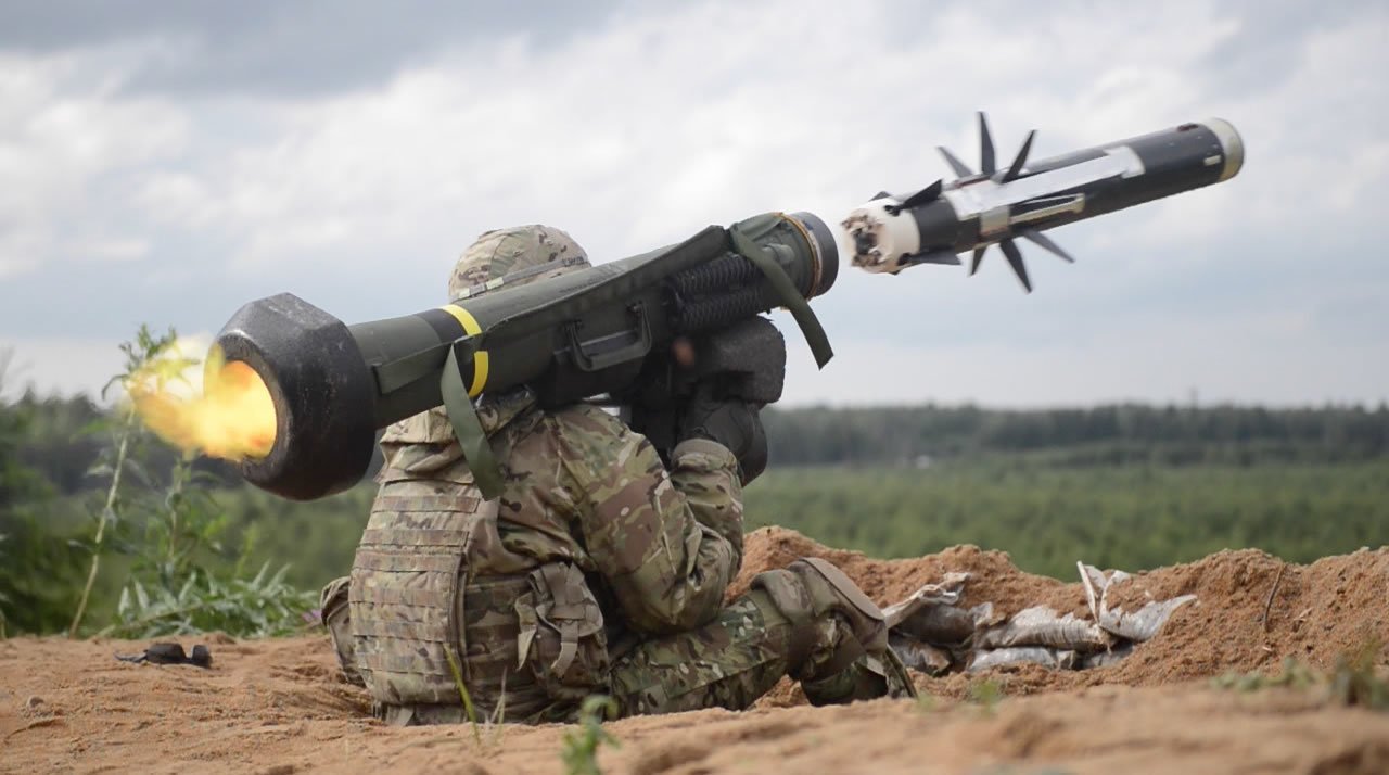 Brasil assina contrato histórico com os Estados Unidos no valor de até US$ 900 milhões para adquirir o míssil Javelin.