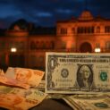 Crise cambial histórica: 1 dólar já vale 1.400 pesos na Argentina e governo anuncia intervenção para tentar conter derretida da moeda