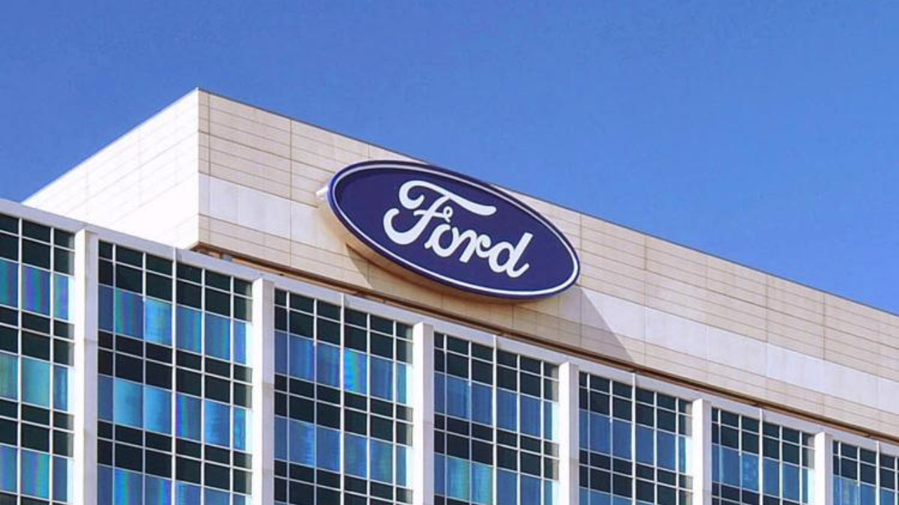 Ford confirma redução de até 1.000 empregos na fábrica de Colônia, Alemanha, após baixa procura por carros elétricos no mercado europeu. Fonte: Senge-PE