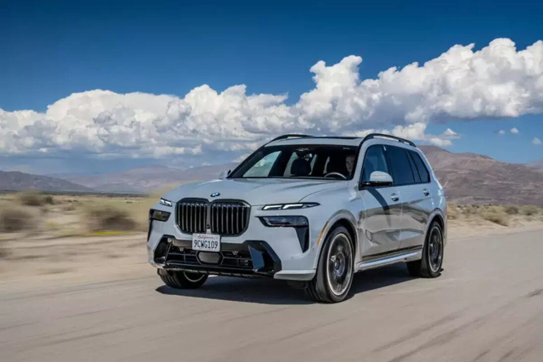 Descubra o novo BMW X7 xDrive40i M Sport, que acaba de chegar ao Brasil. Com motorização híbrida de 381 cv, design ousado e tecnologia de ponta, o SUV oferece luxo e desempenho excepcionais.