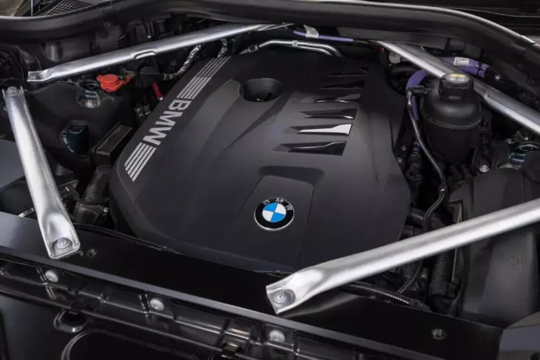 Descubra o novo BMW X7 xDrive40i M Sport, que acaba de chegar ao Brasil. Com motorização híbrida de 381 cv, design ousado e tecnologia de ponta, o SUV oferece luxo e desempenho excepcionais.