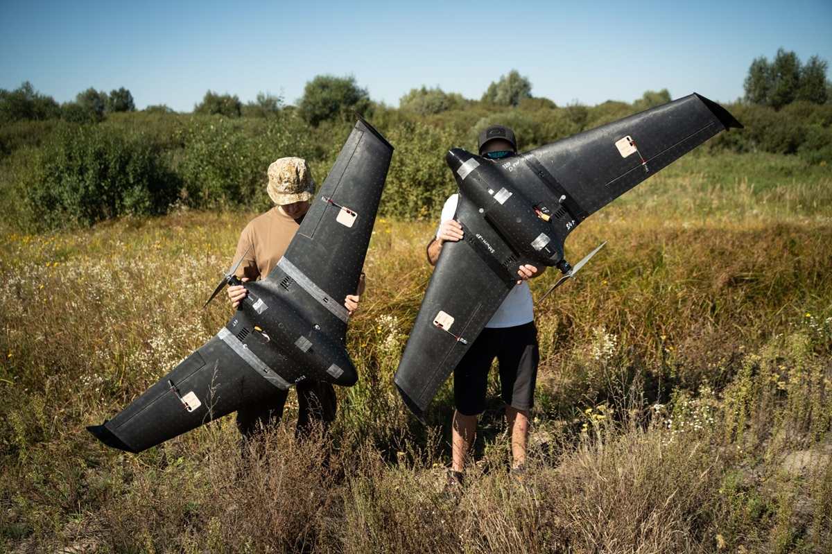 Ucrânia finaliza testes de drone kamikaze resistente à guerra eletrônica russa e planeja usá-lo para mudar o curso do conflito.