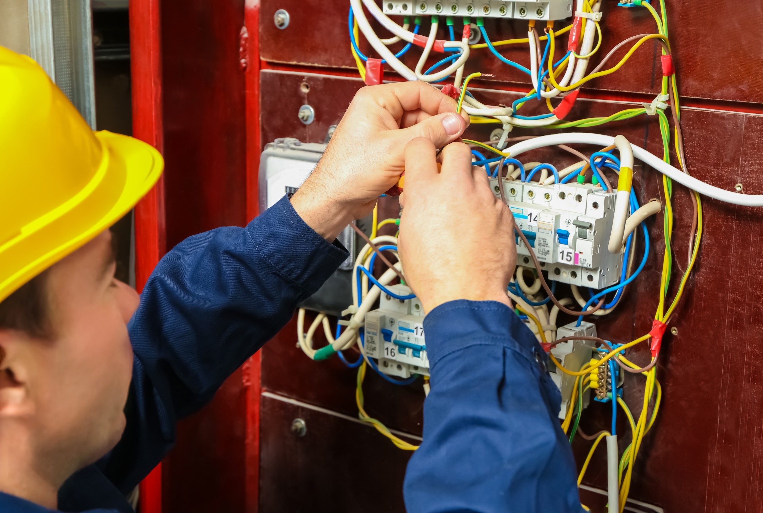 A Coelba oferece curso gratuito de Eletricista com 135 vagas em Feira de Santana, Itaberaba e Seabra. Inscrições vão até 30 de setembro; confira requisitos.