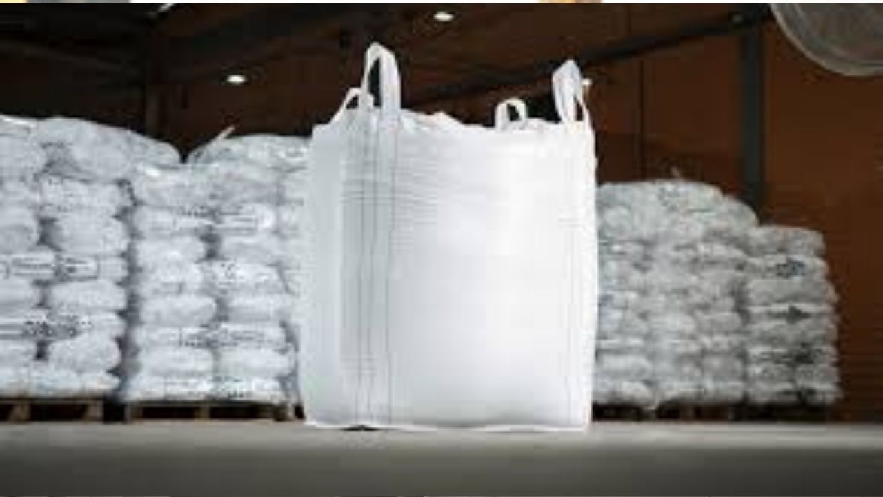 Com um investimento de R$ 2,5 milhões, a nova Fábrica de Big Bags de Polipropileno em Riachão do Jacuípe promete gerar 300 empregos diretos e atender Nordeste e Norte com produção de 3,24 milhões de unidades por ano.
