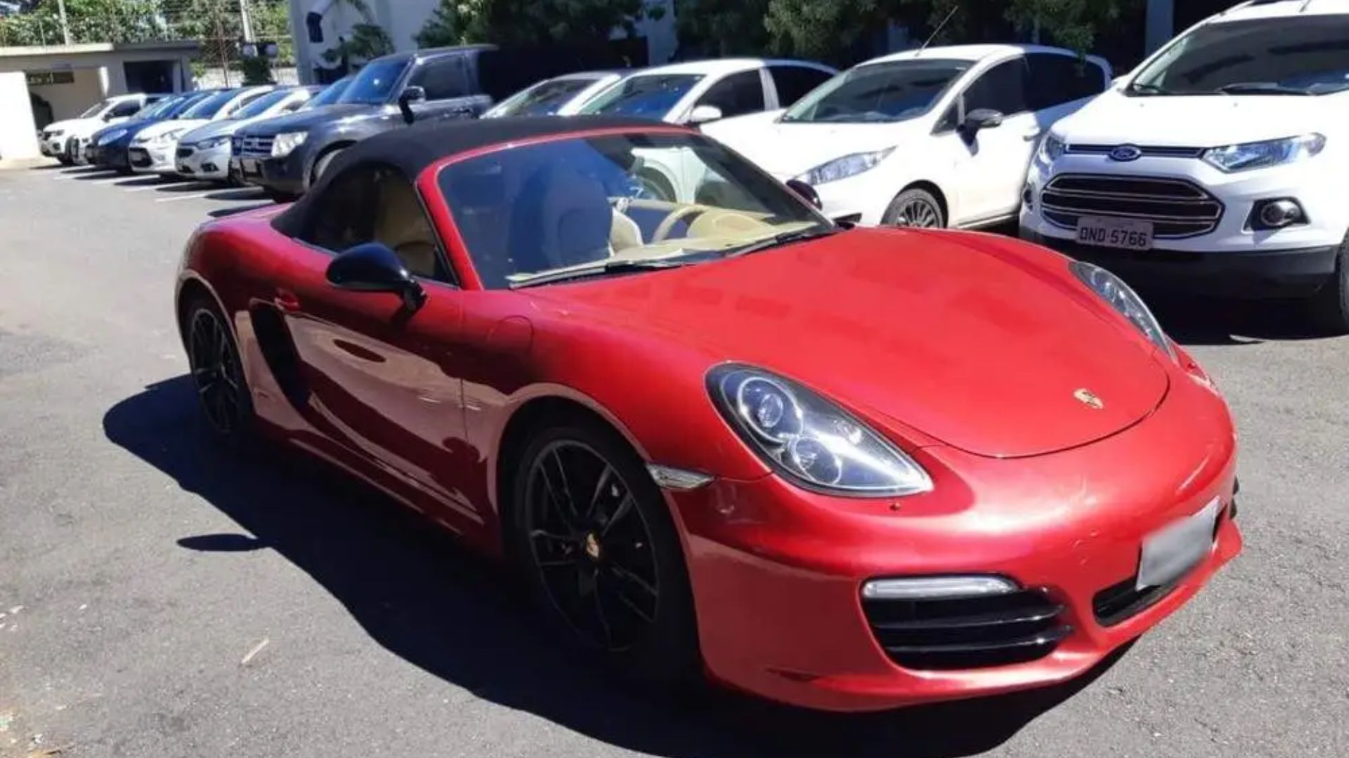 Porsche comprado com depósito errado do Banco Safra apreendido pela polícia em Goiânia.