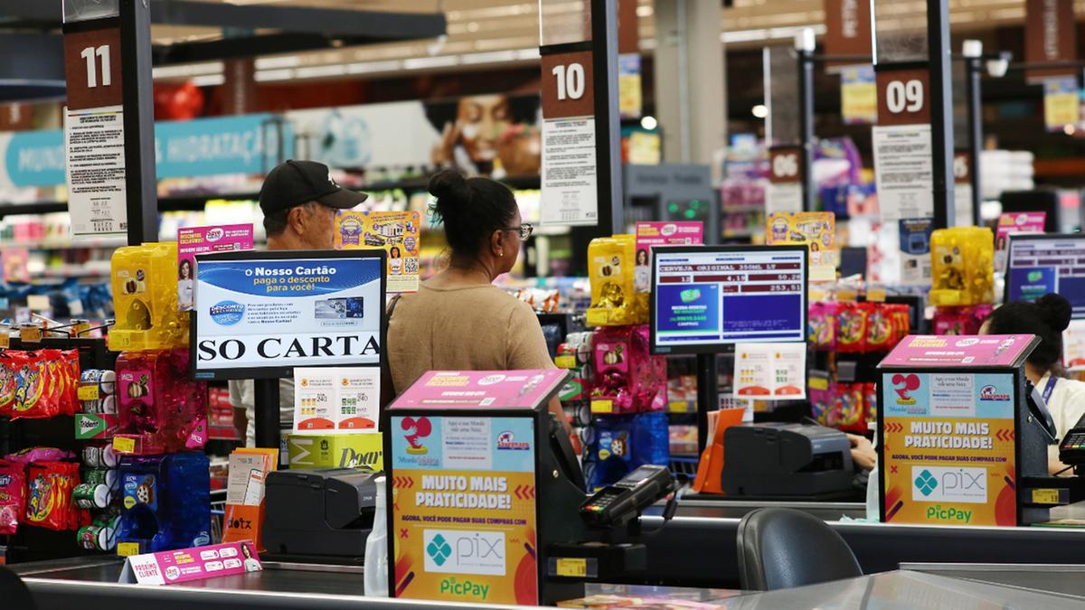 Supermercados do Espírito Santo enfrentam apagão de mão de obra com 6 mil vagas abertas. Entenda os motivos da escassez.