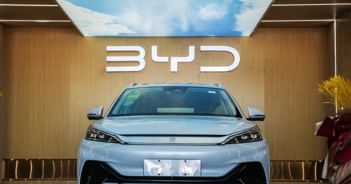 China lidera os carros elétricos acessíveis enquanto montadoras europeias recuam para SUVs e sedãs de luxo. O mercado vive virada histórica.