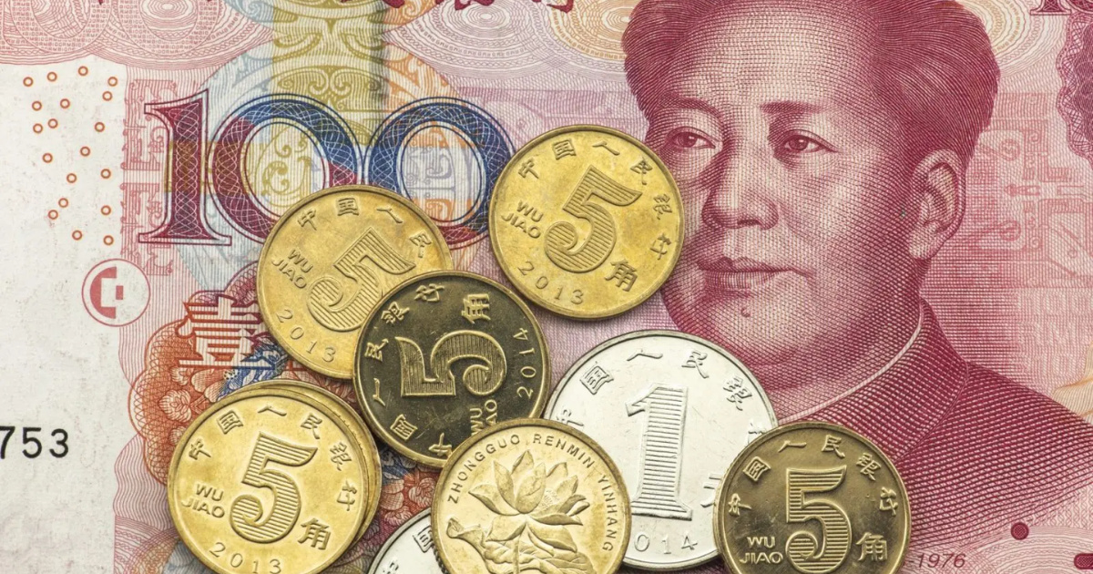 Países emergentes trocam dívidas em dólar por yuan e franco suíço para reduzir custos diante dos juros altos nos EUA.