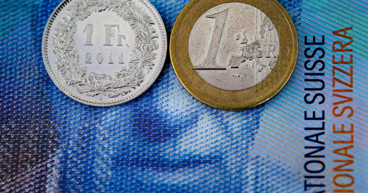 Países emergentes trocam dívidas em dólar por yuan e franco suíço para reduzir custos diante dos juros altos nos EUA.