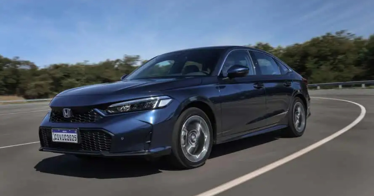 Honda Civic 2026 chega ao Brasil com motor híbrido 2.0, Google integrado, autonomia de até 1.000 km e preço mantido em R$ 265.900. (Foto: honda)