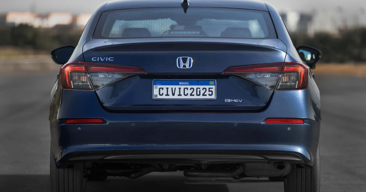Honda Civic 2026 chega ao Brasil com motor híbrido 2.0, Google integrado, autonomia de até 1.000 km e preço mantido em R$ 265.900. (Foto: honda)