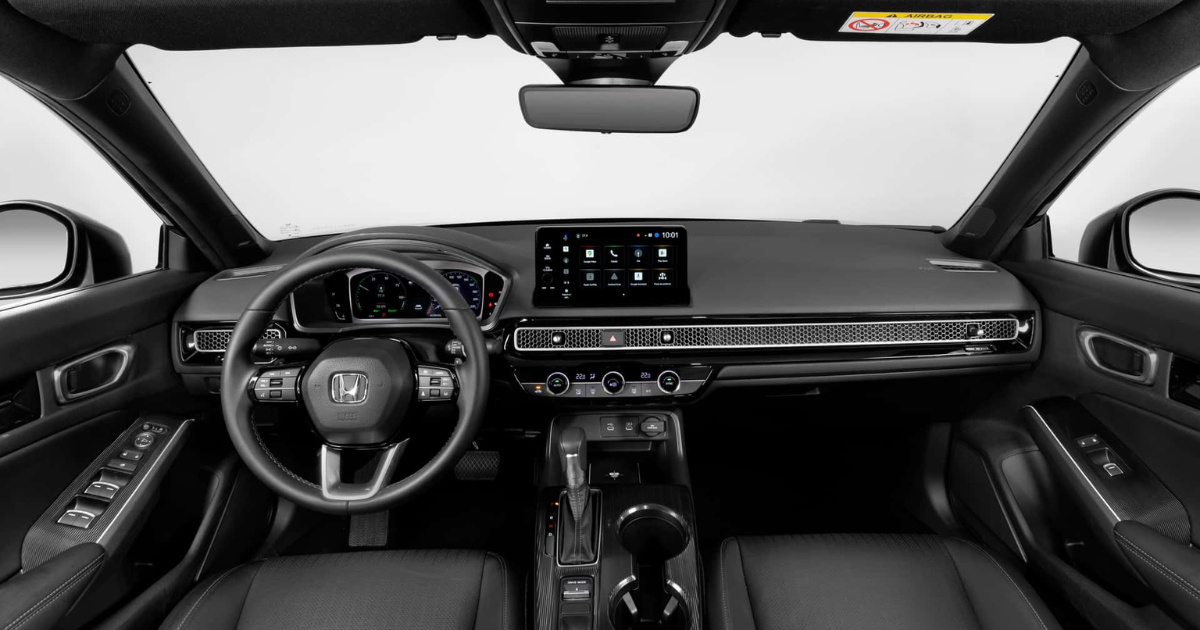 Honda Civic 2026 chega ao Brasil com motor híbrido 2.0, Google integrado, autonomia de até 1.000 km e preço mantido em R$ 265.900. (Foto: honda)