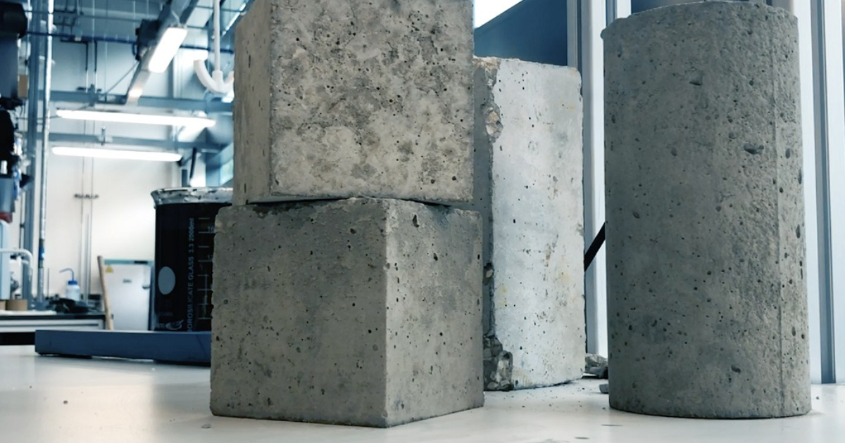 blocos de concreto industriais empilhados, mostrando densidade e estrutura
Legenda (131 caracteres): Blocos de concreto moderno reforçado com grafeno, mais durável e sustentável para o futuro da construção civil. (Imagem: The Realty Today)