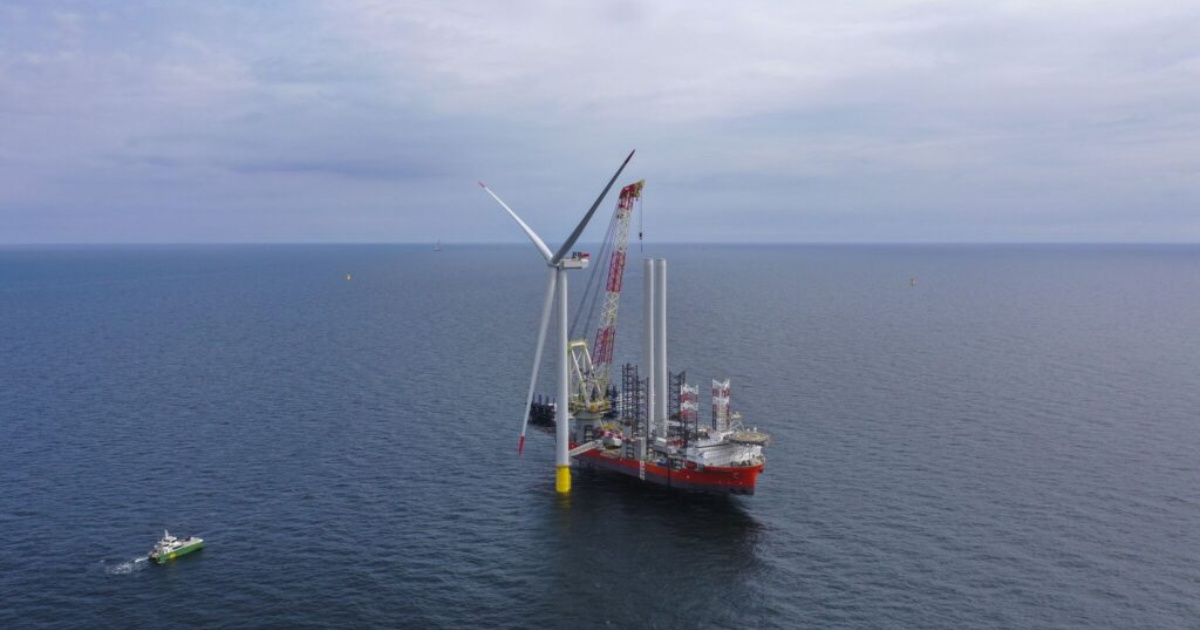 Navio-guindaste instala a nacela da turbina offshore de 26 MW da Dongfang Electric na costa de Fujian, China. (Imagem: OffshoreWind.biz)
