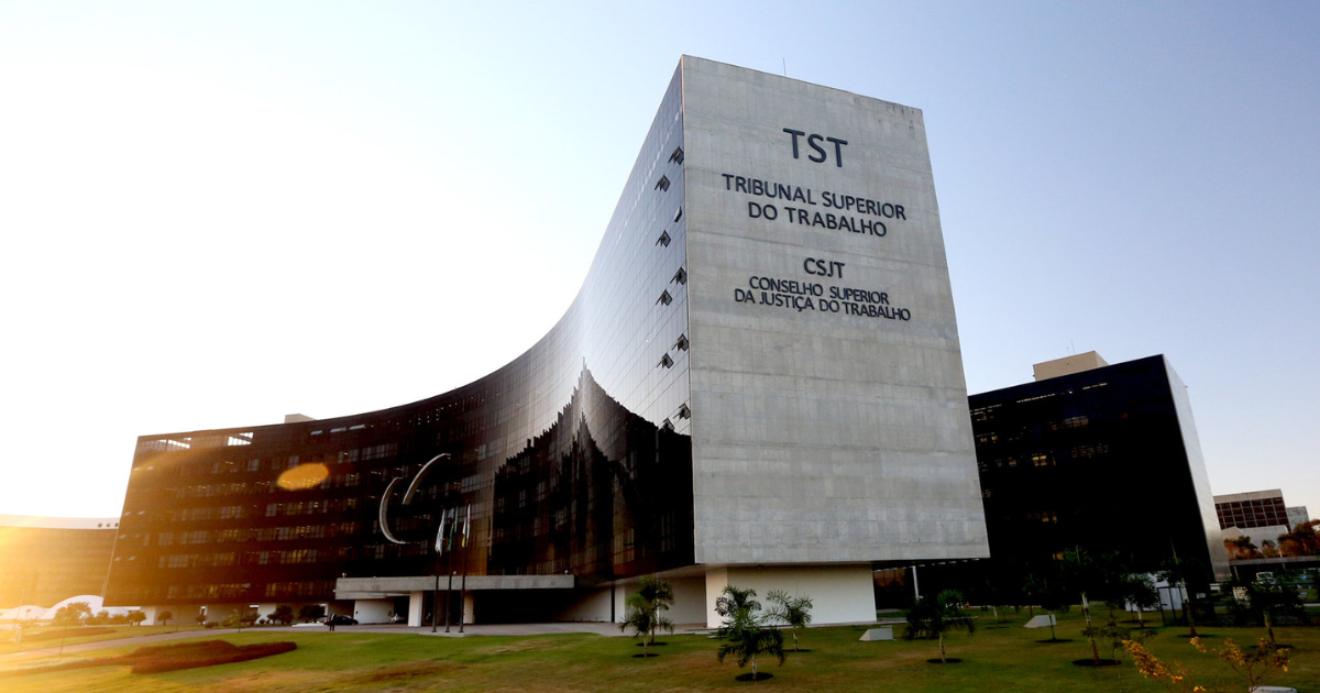 TST garante 12 meses de estabilidade para trabalhadores com lombalgia, mesmo sem CAT, afastamento ou auxílio. Entenda os impactos.