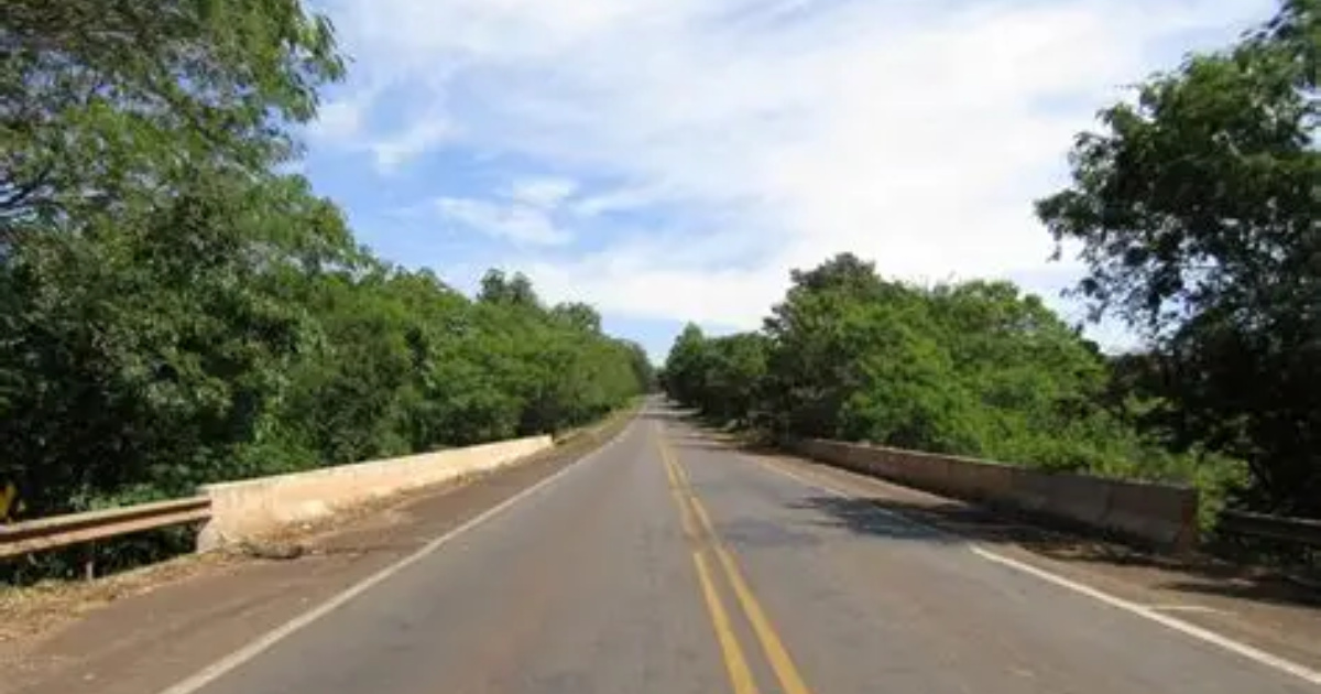 Guiana investe R$ 5 bi em superestrada de 500 km e 50 pontes para reduzir rota de 21 dias para 48h e acessar mercado brasileiro.