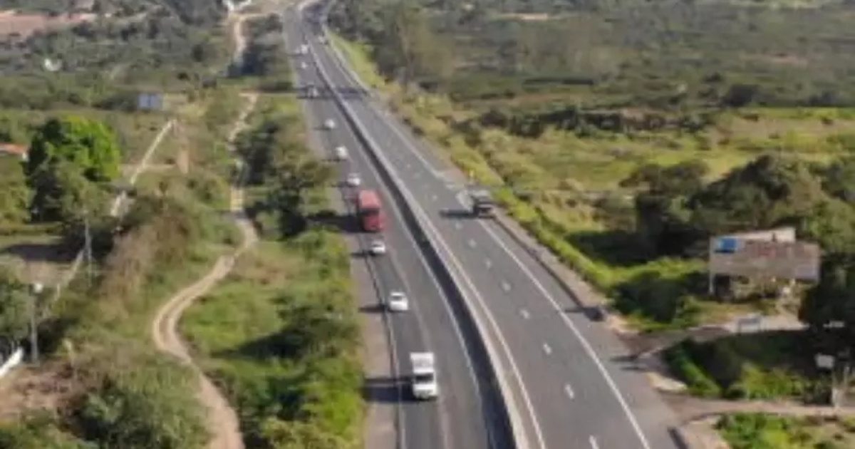 BR-116 é a maior estrada do Brasil, com quase 5 mil km, cortando 10 estados e capitais, vital para cargas, passageiros e economia. (Foto: Divulgação/Reprodução / Portal de Prefeitura)