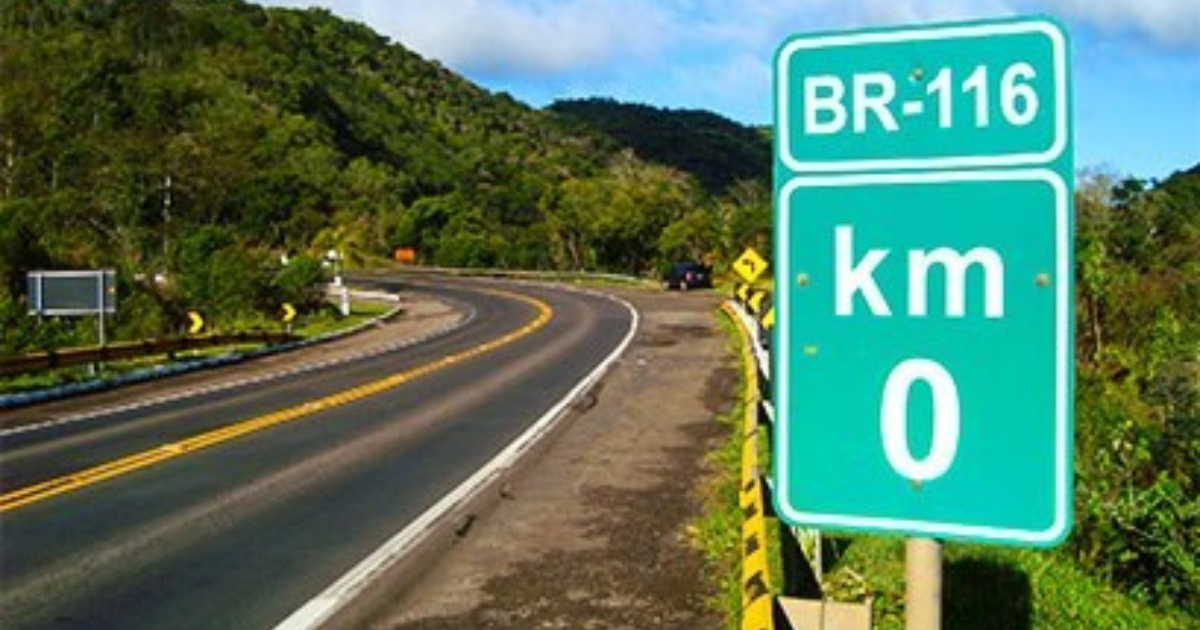 BR-116 é a maior estrada do Brasil, com quase 5 mil km, cortando 10 estados e capitais, vital para cargas, passageiros e economia. (Imagem: blog.buser)