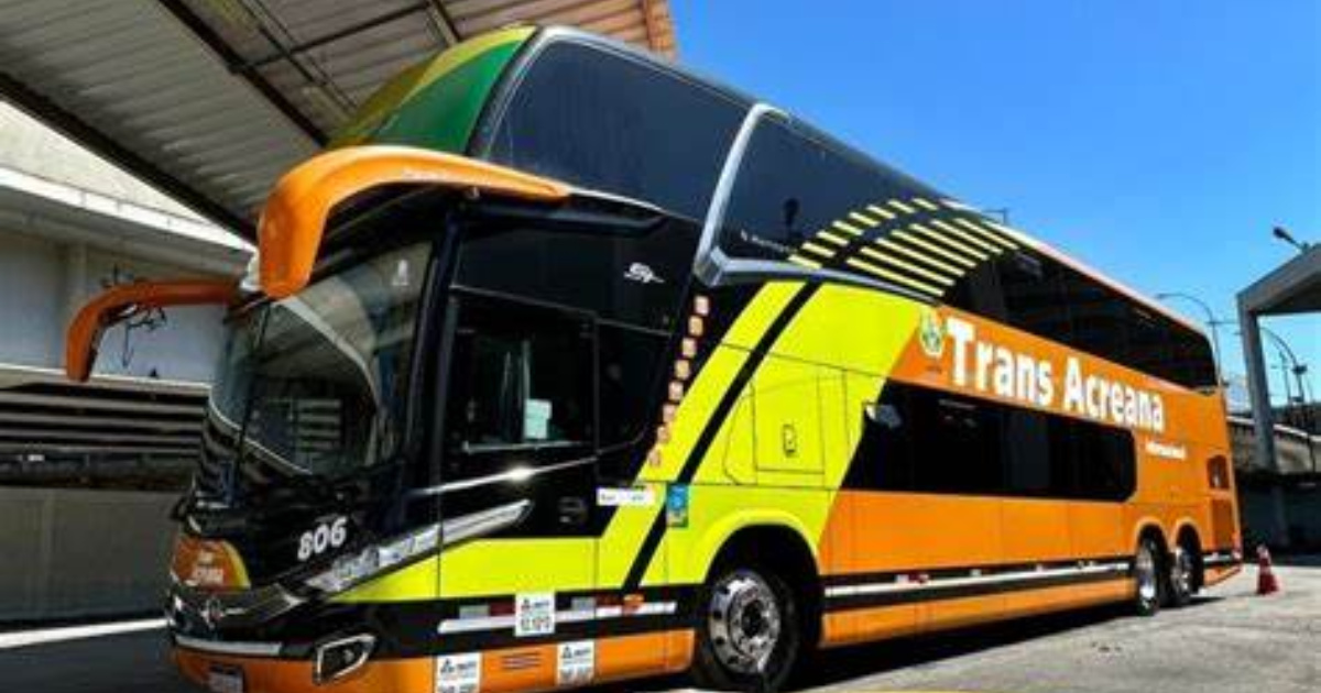 Ônibus Trans Acreana no terminal do Rio antes da linha Rio a Lima, parte do recorde mundial de 6 200 km de estrada. (Imagem: Ônibus & Transporte)