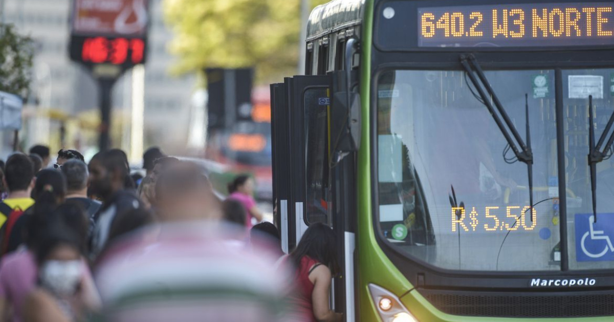 Governo Lula estuda tarifa zero no transporte público em domingos e feriados, mas plano bilionário enfrenta impasse no Congresso. (Imagem: noticias.r7)