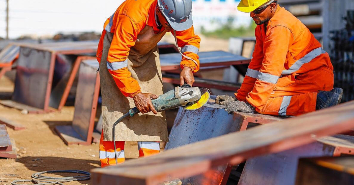 Escassez de mão de obra atinge Norte e Nordeste. Construção civil enfrenta recusas por Bolsa Família e debate proposta de flexibilização. 