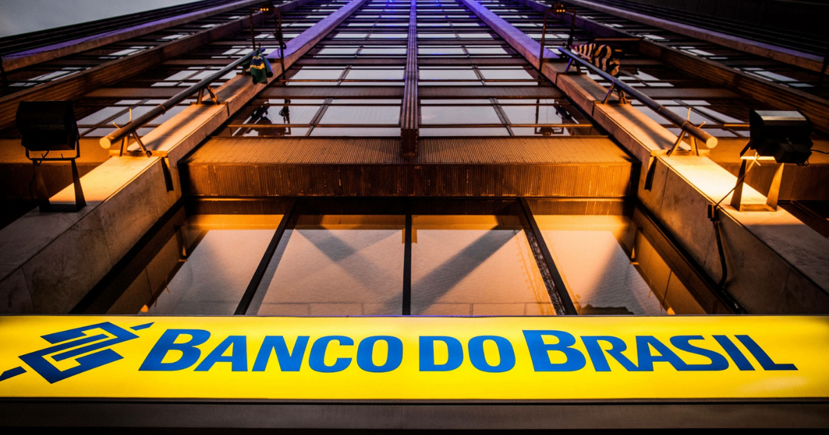 Banco do Brasil enfrenta provisões bilionárias, inadimplência no agro e possíveis sanções dos EUA, com lucros pressionados até 2026.