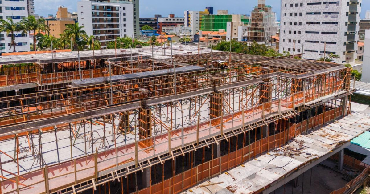 Setor da construção cresce acima do PIB e abre milhares de vagas até 2027. Veja cursos gratuitos e pagos que garantem emprego. (Imagem: portaldolitoralpb)