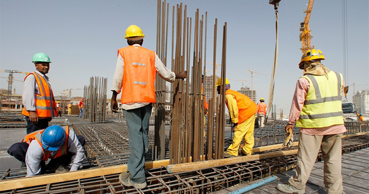 Setor da construção cresce acima do PIB e abre milhares de vagas até 2027. Veja cursos gratuitos e pagos que garantem emprego.