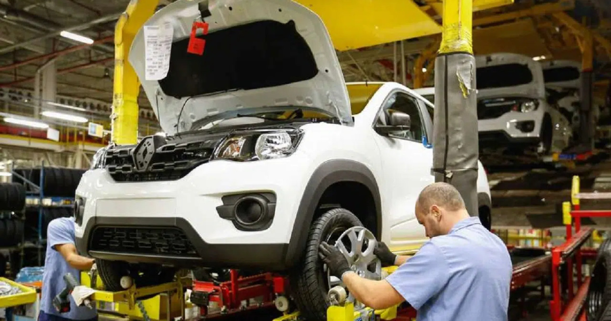 Montadoras como Stellantis, Toyota e Volvo investem em reciclagem no Brasil com incentivos do Programa Mover e IPI Verde.