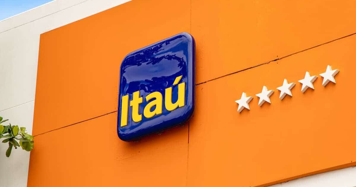 Itaú demite mil funcionários em home office após lucro recorde e bônus, usando monitoramento digital que pode violar a LGPD.