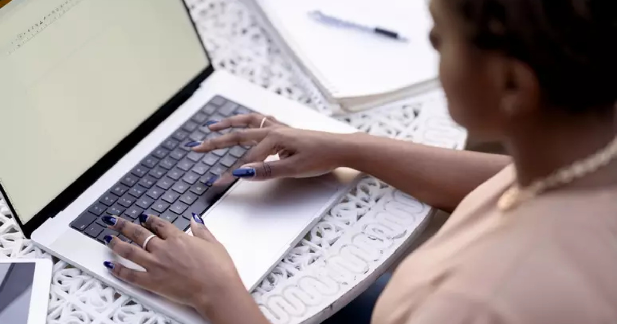 Itaú demite mil funcionários em home office após lucro recorde e bônus, usando monitoramento digital que pode violar a LGPD.